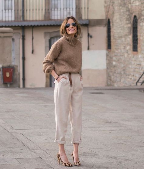 love the neutrals Winter Office Wear, Look Zara, Chique Outfits, Beige Outfit, Beige Pants, Turtle Neck Sweater, Stil Inspiration, Ținută Casual, Modieuze Outfits