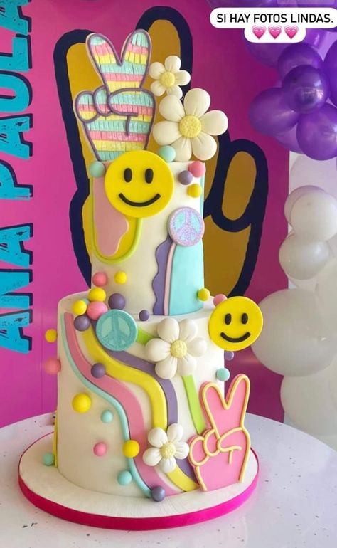 Pastel Smiley Face Cake, Peace Out Birthday Cake, Peace Out Cake, Preppy Party Theme, Preppy Birthday Theme, Groovy Cake Ideas Birthday, 5 Is A Vibe Birthday Cake, Preppy Party Ideas, Groovy Cake Ideas