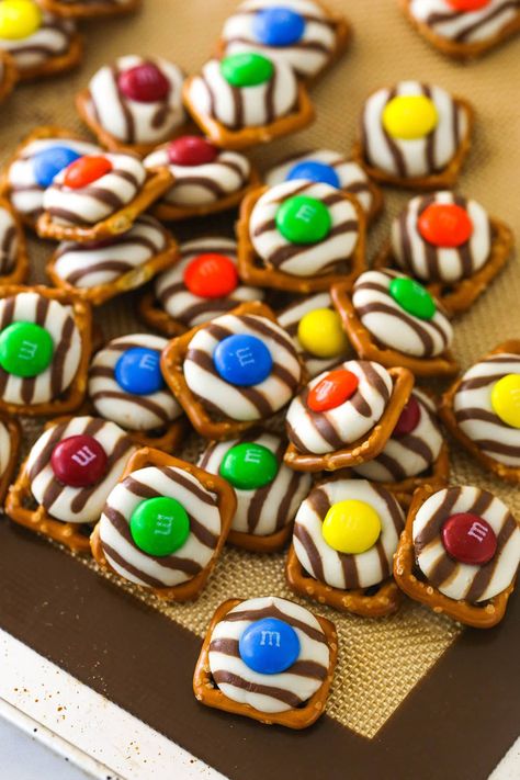 Rollo Pretzels, Pretzel M M Hugs, Pretzel Candy Recipes, Holiday Pretzel Treats, Easy Bake Sale Ideas, Chocolate Pretzels Recipe, Holiday Pretzels, Bake Sale Treats, Pretzel Desserts