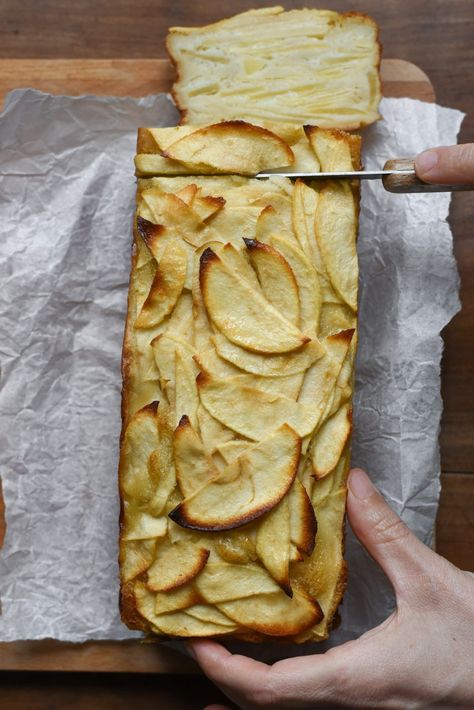 Invisible Apple Cake Apple Breakfast Cake, Apple Layer Cake, Apple Loaf Cake, Healthy Apple Cake, Apple Cake Recipe Easy, Cake With Layers, Apple Pie Recipe Homemade, Apple Custard, Almond Flour Cakes