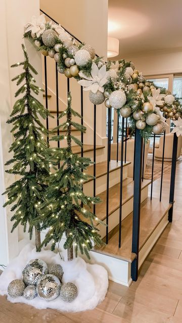 Christmas Garland Staircase, Christmas Banister, Ideas Decoracion Navidad, Christmas Staircase Decor, Christmas Stairs, Christmas Staircase, Front Porch Christmas Decor Ideas, Porch Christmas Decor Ideas, Staircase Decor