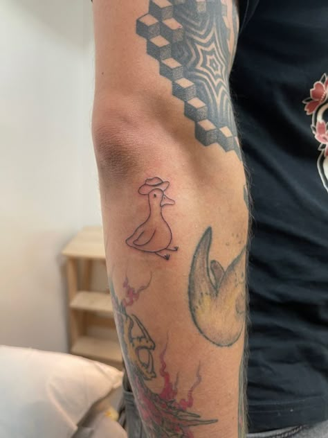 Goose With Cowboy Hat Tattoo, Duck Cowboy Tattoo, Duck With Hat Tattoo, Animals With Hats Tattoo, Animals With Cowboy Hats Tattoo, Duck With Cowboy Hat Tattoo, Fineline Tattoo Design, Wanderlust Tattoos, Tattoos Cartoon