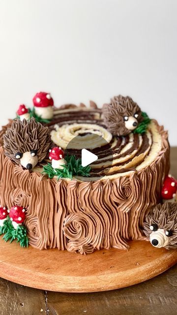 52K likes, 272 comments - ohcakeswinnie den September 26, 2023: "Woodland tree stump 🦔🍄🦔🍄 . . A cake roll with a twist. I thought it would be fun to make a vertical roll to create the stump. I was not sure which I loved more? The ferrero rocher hedgehogs or the tree stump. Would love to know what your favourite is? . . #cakeinspo #cakedecorating #cakegoals #cakedecoration #baker #cakeideas #cakecakecake #cakeartist #cakeofinsta #cakestagram #caketrends #instabake #cakedesign #buttercream #c Squirrel Cake Birthday, Nature Themed Cake, Forest Cake Ideas, September Cake, Vertical Cake, Hedgehog Cake Topper, Tree Trunk Cake, Squirrel Cake, Cub Scout Cake