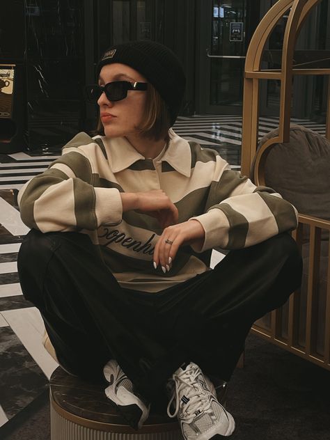 Beanie Outfit Street Style, Beanie Aesthetic, Beanie Outfit, Outfit Street Style, Lesbian Fashion, Elegant Look, Outfits Spring, Style Women, Poses For Pictures