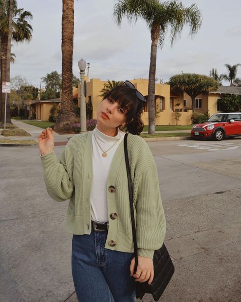 Jess 🌻 on Instagram: “All about those pastel colors for spring 💚🌟 • • •#pastelshades #pastelcardigan #springlooks #springoutfit #oversizedcardigan #losangeles…” Mint Green Cardigan Outfit, Mint Cardigan Outfit, Pastel Green Outfit, Green Cardigan Outfit, Oversized Cardigan Outfit, Mint Cardigan, Pastel Cardigan, Mint Green Cardigan, Colors For Spring