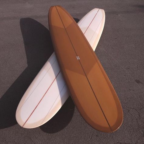 Olero Surfboards on Instagram: "Crème caramel stack of custom Hogs… 9’2 Hog with caramel resin tint, darkwood stringer, gloss and polish, handshaped for @marieartdisco 9’6 Hog with cream resin tint, redwood stringer plus glue lines, matte sanded gloss coat, handshaped for @kcmaster . . . . . . . . #olerosurfboards #handshaped #longboards #customsurfboards #handmade #starttofinish #classicsurf #longboardsurfing #surfuk #boardporn #cremecaramel #resintint #custommade #surfing #surfdaily #supp Long Board Surf, Surfing Uk, Surfing Wallpaper, Surf Cafe, Longboard Surfboard, Surfboard Art Design, Longboard Surfing, Surfboard Painting, Surfboard Rack