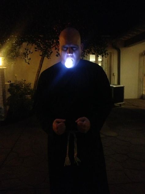 UNCLE FESTER!!! Instructions for making your of self-lighting lightbulb! Easy Family Costumes, Uncle Fester Costume, Adams Family Costume, Addams Family Halloween Costumes, The Addams Family Halloween, Family Costumes For 3, Adams Family Halloween, Family Props, Diy Light Bulb