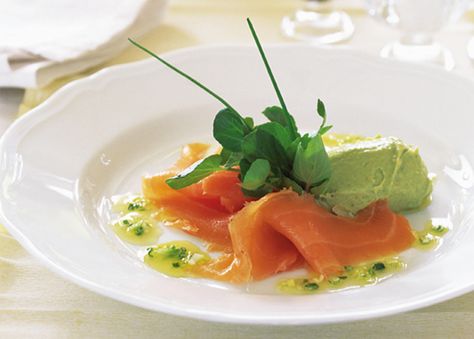 This smoked salmon recipe with orange dressing and avocado pâté makes an elegant dinner party starter. Smoked Salmon Starter, Salmon With Orange, Salmon Starter, Seafood Dinner Party, Dinner Party Starters, Orange Dressing, Salmon Appetizer, Pate Recipes, Smoked Salmon Recipes