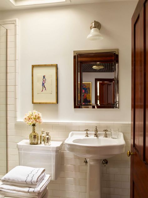 West Village Townhouse NYC Interior Designer Kati Curtis Design Marea Clark Interiors, Townhouse Modern, Townhouse Interior Design, Dutch Farmhouse, Nyc Townhouse, Vintage Style Bathroom, Townhouse Interior, Dreamy Decor, Victorian Townhouse