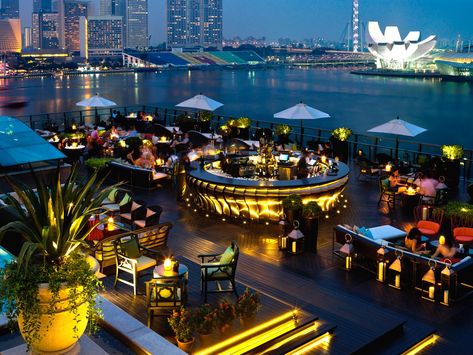 lantern rooftop bar singapore Rooftop Bar Design, Lantern Roof, Hotel Rooftop Bar, Hotel Bars, Bar Deco, Terrasse Design, مركز ثقافي, Rooftop Terrace Design, Rooftop Design