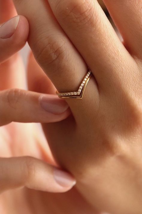 Rings Aesthetic Gold, Grunge Ring, Simple Ring Design, Modern Gold Ring, Engagement Rings Simple, Latest Gold Ring Designs, Gold Ring Jewelry, Ring Aesthetic, Couple Ring Design