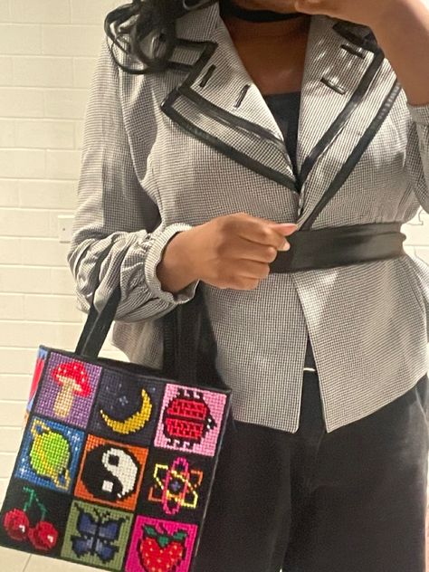 business casual black grey professional wear funky bag unif stitch bag Unif Stitch Bag, Unif Bag, Business Casual Black, Stitch Bag, Bag Outfit, Professional Wear, Sketches Simple, Casual Black, Art Drawings Sketches Simple