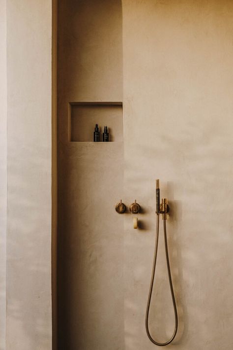 Greece interior design bathroom with natural brass VOLA shower. Interior Designer: Studio Andrew Trotter / Eleni Ioannidou Photographer: Salva López #VOLA #design #bathroom #inspiration #sand #color #brass #shower #ideas Andrew Trotter, Greece Design, Concrete Effect Paint, Glass Brick, Space Interiors, Basement Flooring, Sopot, Styl Boho, Trotter