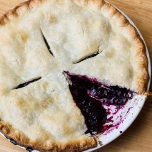 Classic Blueberry Pie Recipe Country Pie, Easy Blueberry Pie, Blueberry Pie Recipe, Just Pies, Pie Pastry, Blueberry Pie Filling, Raspberry Pie, Berry Pie, Fruit Pie