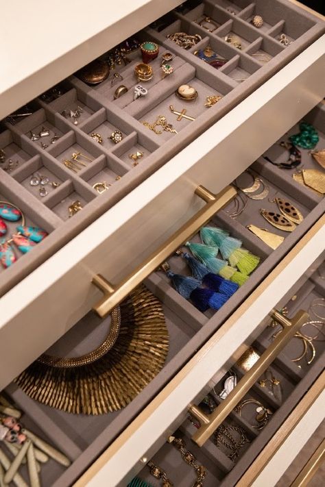 “I love the vanity area with jewelry storage,” says Lindsey Black of Lindsey Black Interiors. “I had velvet jewelry trays custom made to fit the drawers, so everything has a place and is easy to find!” Image: Stefanie Rawlinson Photography Jewlerie Organization Closet, Vanity With Jewelry Storage, Dresser With Jewelry Drawer, Jewelry Drawer Organization, Jewelry Vanity, Black Interiors, Closet Island, Jewelry Closet, Jewelry Trays