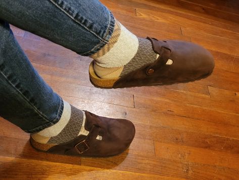 Oiled Leather Birkenstocks Clogs, Birkenstock Boston Habana, Birkenstock Boston Oiled Leather Outfit, Brown Boston Clogs Outfit, Leather Clogs Outfit, Birk Clogs Outfit, Socks And Birks, Clogs Outfit Winter, Birks And Socks