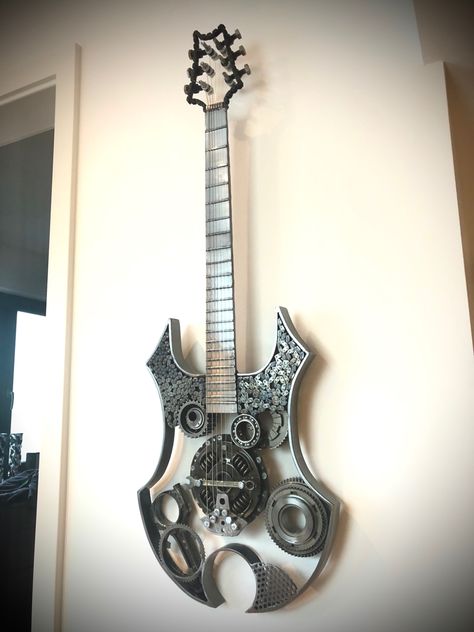 Welded Guitar Art, Mechanic Shop Decor, Metal Props, Iron Furniture Design, Metal Welding Art, Guitar Wall Art, Metal Guitar, Electric Guitar Design, Welding Art Projects