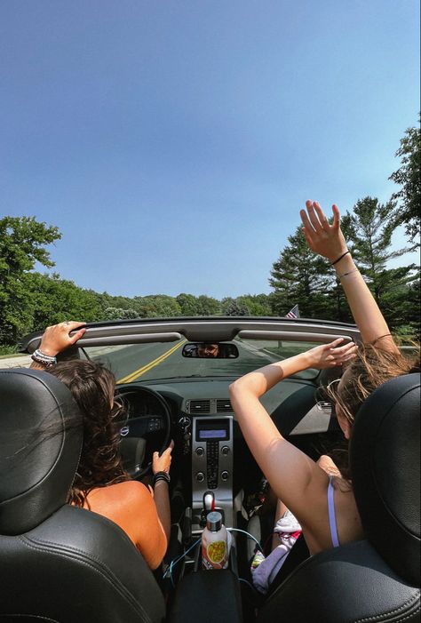 Summer, convertible, friends, pic inspo, insta story, driving Summer Road Trip Aesthetic, Feel Good Playlist, Hype Songs, Best Road Trip Songs, Good Playlist, Songs To Listen To When, Road Trip Songs, Travel Playlist, Country Playlist