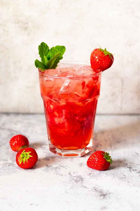 Sparkling Strawberry Mocktail Strawberry Mocktail Non Alcoholic, Strawberry Mocktail Recipe, Strawberry Mocktail, Summer Mocktail Recipes, Summer Drink Recipe, Mario Movie, Mint Simple Syrup, Summer Drink Recipes, Light Salad