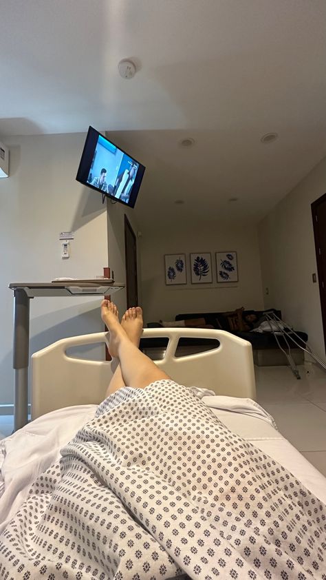 Hospital Aesthetic, Broken Iphone Screen, Broken Iphone, Youth Photos, Esra Bilgic, App Pictures, Alcohol Aesthetic, Cute Couples Photography, Baby Hospital