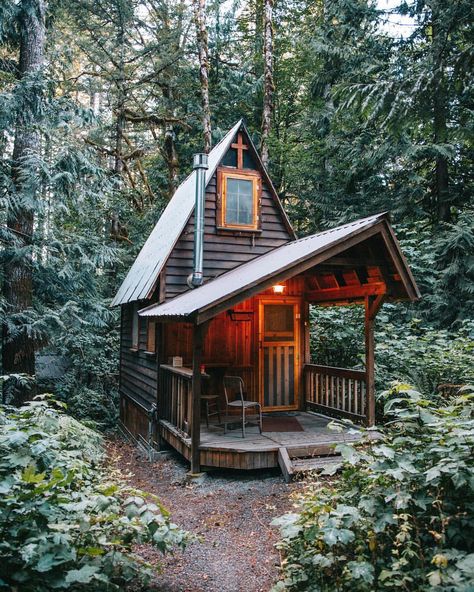 23.4k Likes, 190 Comments - FORREST WINANTS SMITH (@lostintheforrest) on Instagram: “Alternative living in Washington state. I wouldn't mind waking up here on a Monday morning...” Small Cabin In The Woods, Design Casa Piccola, Rustic Chalet, Little Cabin In The Woods, Wooden Cabin, Tiny Cabins, Cabin Interiors, Little Cabin, Tiny Cabin