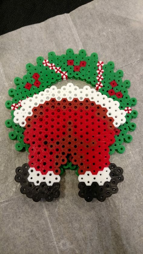 Perler Bead Santa, Pisla Ideas Christmas, Christmas Fuse Bead Patterns, Christmas Pony Bead Patterns, Fuse Beads Christmas Patterns, Perler Christmas Patterns, Perler Beads Christmas Ideas, Pyssla Ideas Christmas, Easy Christmas Perler Bead Pattern