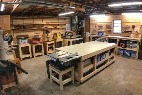 Officine In Garage, Garage Workshop Layout, Basement Workshop, Garage Workbench, Garage Atelier, Garage Workshop Organization, Workshop Layout, Woodworking Garage, Cool Garages