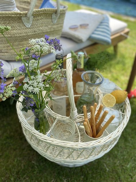 Cocktail Basket, Serving Ideas, Lavender Syrup, My French Country Home, Cocktail And Mocktail, French Lifestyle, French Country Home, French Living, Outdoor Dining Spaces