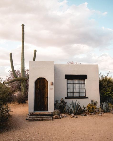 Sara & Rich Combs | Back in 2015 we bought our first house in the desert (in Joshua Tree, CA) as a personal creative retreat. As designers we were craving a… | Instagram Joshua Tree House Exterior, Homes In The Desert, Tiny Desert House, Joshua Tree Homes, Desert Beach House, Desert Barndominium, Small Adobe House, Desert House Design, Desert House Exterior