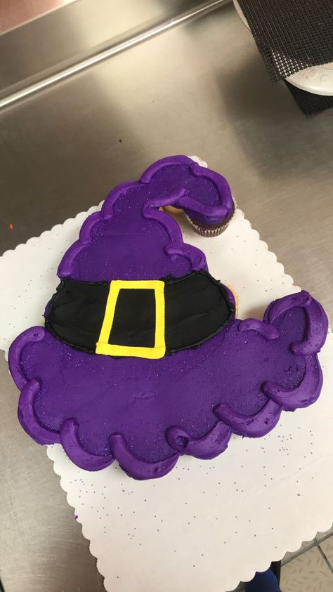 witch hat Halloween cupcake cake Halloween Cupcake Cake, Pasteles Halloween, Witch Cupcakes, Witch Cake, Cookie Cake Designs, Halloween Cake Decorating, Pull Apart Cupcake Cake, Pull Apart Cake, Pull Apart Cupcakes