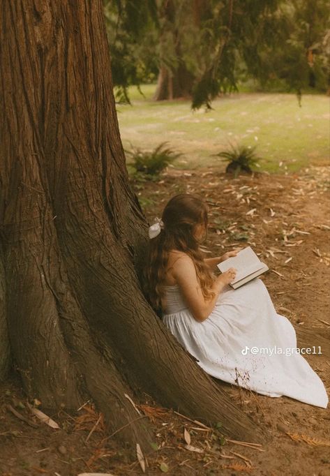 Hippie Senior Pictures, Outside Senior Pictures, Vintage Senior Pictures, Natural Senior Pictures, Senior Pictures Books, Whimsical Photoshoot, Senior Year Pictures, Fairytale Photoshoot, Senior Photoshoot Poses