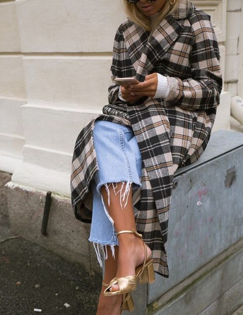 the plaid, light blue jeans and good gold sandals Winter Mode, Easy Style, Spring Look, Mode Casual, Modieuze Outfits, Gold Heels, Carrie Bradshaw, Mode Inspo, Komplette Outfits