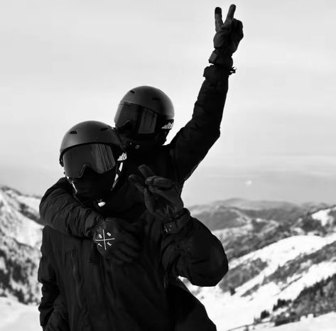 Snow Mountain Couple Photos, Family Ski Trip Aesthetic, Spa Couple Aesthetic, Couple Snow Aesthetic, Couples Ski Trip, Ski Couple Pictures, Aesthetic Skiing Pictures, Snow Trip Aesthetic, Family Trip Aesthetic