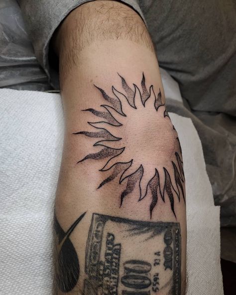 Tattoos.byDahlia on Instagram: “Thank you colton! ♡ : D #linetattoo #darkart #illustration #darkart #sun #elbowtattoo #blackwork #suntattoo #cooltattoos” Elbow Sun Tattoo Men, Elbow Arm Tattoo, Sun Around Elbow Tattoo, Sun Tattoo On Knee, Blackwork Sun Tattoo, Men’s Sun Tattoo, Sun Tattoo On Elbow, Sun Elbow Tattoos For Women, Sun On Elbow Tattoo