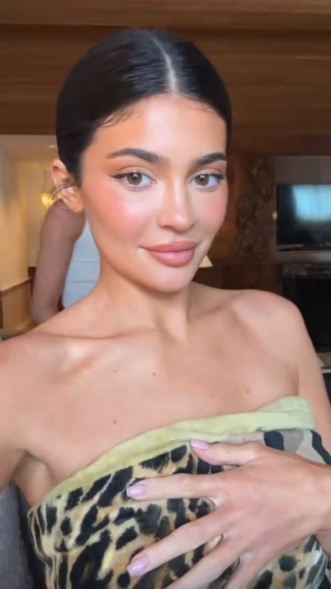 Kylie Jenner Face, Face Contouring Makeup, Kylie Jenner Selfies, Kylie Jenner Hair, Estilo Kylie Jenner, Kyle Jenner, Kylie J, Kylie Jenner Outfits, Beautiful Curly Hair