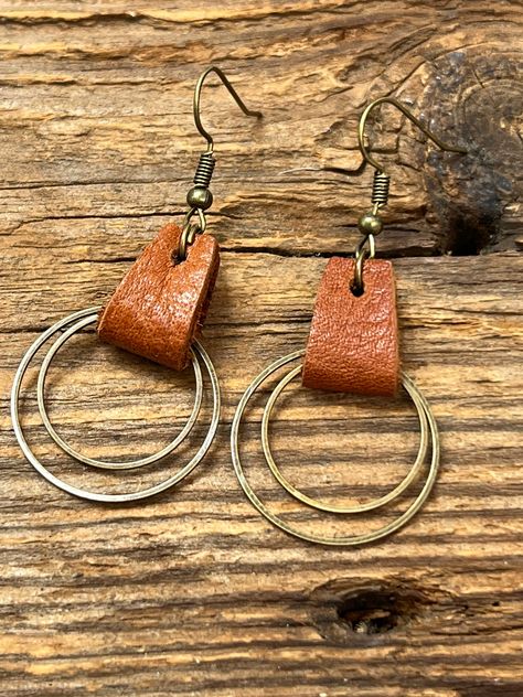 Leather Knot Stud Earrings Diy, Leatherworking Ideas, Origami Jewellery, Leather Jewelry Making, Handmade Leather Jewelry, Diy Leather Earrings, Hoop Earrings Handmade, Leather Jewelry Diy, Leather And Brass