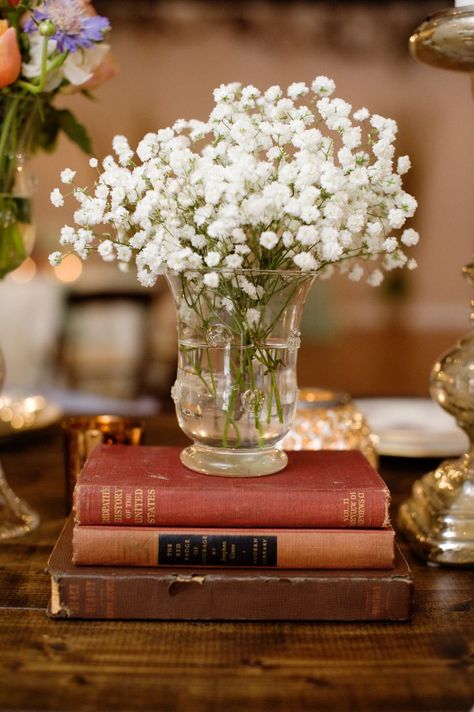 Book Centrepiece Wedding, Pretty Wedding Centerpieces, Cheap Centerpieces, Madison Georgia, Wedding Postcards, Book Centerpieces, Centerpieces Wedding, Simple Centerpieces, Wedding Centerpieces Diy