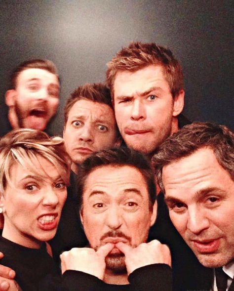 jeremys like wait what photo, RDJ and scarlett are like quick act stupid, chris is just Pose, other chris is like wait for meeeeeeeee i want to be in it and A Group, Avengers, A Photo, Marvel, Funny