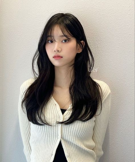 Korean Haircut Long, Korean Long Hair, Haircut For Big Forehead, Asian Haircut, Hair Style Korea, Hair Inspiration Long, Bangs With Medium Hair, Hairstyles For Layered Hair, Haircuts For Medium Hair