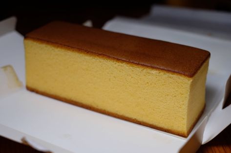 Castella Cake Recipe: DIY Japanese Confectionery You Need To Try Castella Cake Recipe, Vintage Dessert Tables, Castella Cake, Japanese Confectionery, Vegan Egg Replacement, White Chocolate Recipes, Cake Pops How To Make, Big Cakes, Taste Made