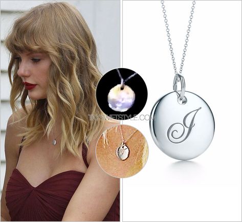 Colar Tiffany E Co, Taylor Swift Haircut, Taylor Swift Guitar, Taylor Swift Music Videos, Wax Seal Necklace, J Necklace, Tiffany And Co Necklace, Taylor Swift Tour Outfits, Taylor Swift New