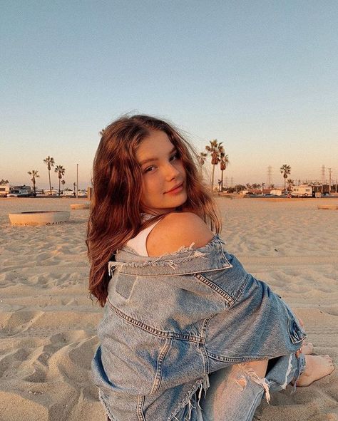 Ellie Thumann (@elliethumann) • Instagram photos and videos Ellie Thumann, Pose Fotografi, Photographie Portrait Inspiration, Model Pose, Photographie Inspo, Model Poses Photography, Foto Casual, Foto Poses, Family Photo Outfits