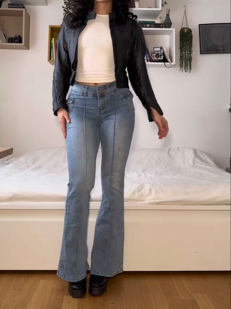 Flare Jeans Outfit High Waisted, Mid Waist Flare Jeans, Midrise Jean Outfit Y2k, Flared Jeans Heels Outfit, Chunky Boots Flare Jeans, 90s High Waisted Jeans Outfits, Flared Jeans With Heels, Flare Jeans With Shoes, Heels With Flare Jeans