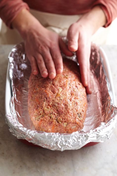 shaping meat loaf 102033797 Best Grilled Burgers, Mashed Potatoes And Green Beans, Moist Meatloaf, How To Make Meatloaf, Perfect Burger, Potatoes And Green Beans, Homemade Meatloaf, Homemade Burger, Kitchen Tricks