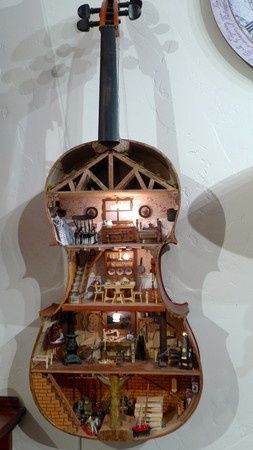 A violin shop inside a violin - all tools are functional and the tiny instruments playable. Description from pinterest.com. I searched for this on bing.com/images Dollhouse Inside, Guitar House, Old Violin, Hantverk Diy, Violin Case, Cellos, Miniature Rooms, Dolls Houses, Guitar Case