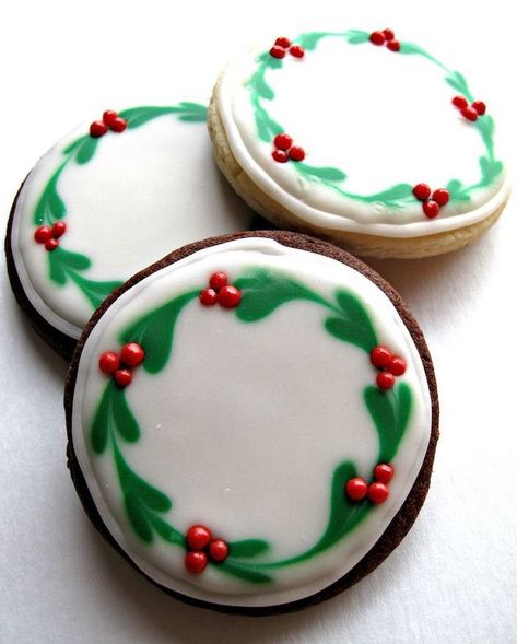 round-cookies-christmas-wreath-drawn-on-them-how-to-make-royal-icing-for-cookies-white-green-red-icing Christmas Sugar Cookies Easy, Super Cookies, Christmas Cookies Gift, Cookie Tutorials, Easy Sugar Cookies, Xmas Cookies, Christmas Cookies Decorated, Christmas Sugar Cookies, Dessert Bar