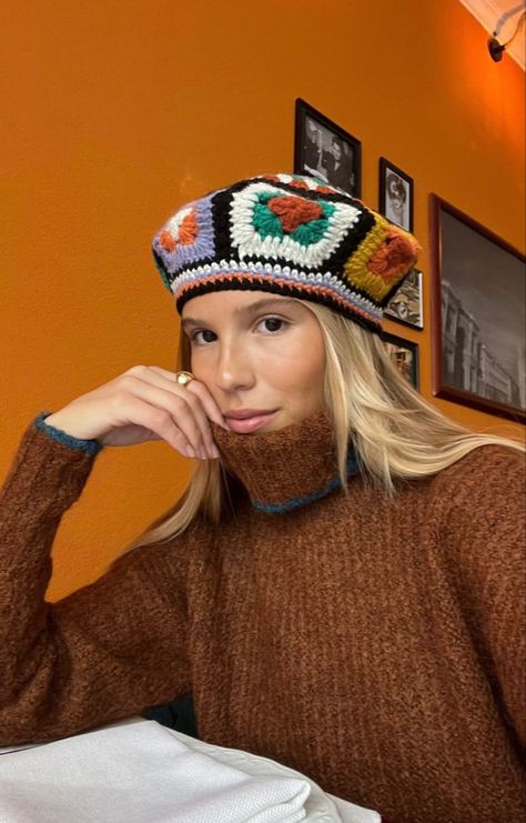 Granny Square Beret, Autumn Crochet Ideas Clothes, Crochet Trends 2024, Rita Montezuma, Granny Square Hat, Beret Crochet, Crochet Bucket Hat, Thrift Flip, Crochet Winter