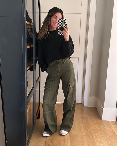 Cargo Outfits Women, Fashion Outfits For School, Cargo Pants Women Outfit, Green Cargo Pants Outfit, Ideas De Outfits, Casual Outfits Fashion, How To Style Cargo Pants, Cargo Outfit, Cargo Pants Outfits