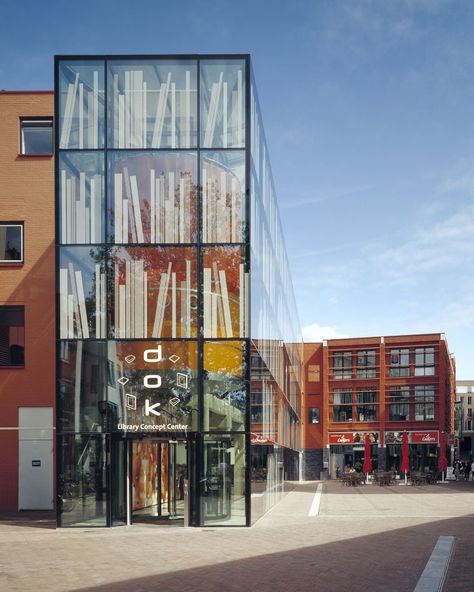 Mediatheek Delft by Dok Architecten, it's a library that looks like a bookshelf http://www.cavendishsq.com/ Interior Library, Public Library Design, Architecture Cool, Retail Facade, Retail Architecture, Library Architecture, Glass Facades, Library Design, Building Facade