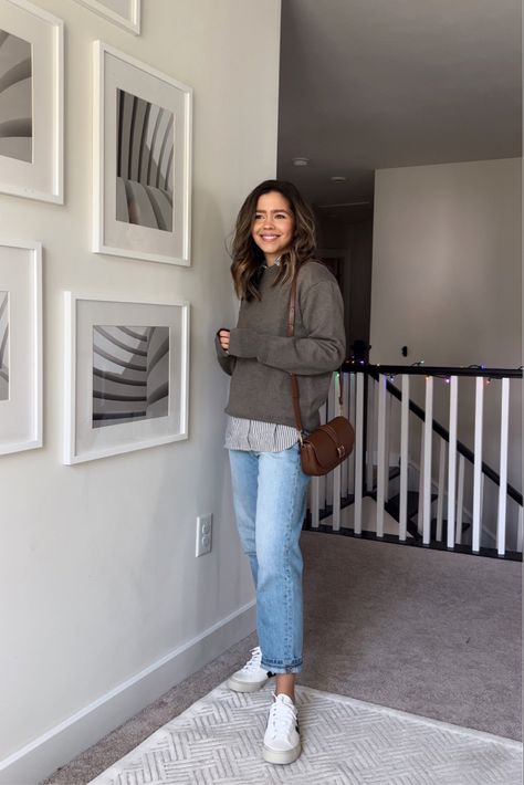 Layered Outfits Petite, Minimalist Mom Outfit Ideas, Modern Mum Fashion Style, Simple Fall Outfits 2023, Fall Outfits For Short People, Fall Outfits Millenial, Mom Friendly Fall Outfits, Spring Outfit Comfy, Petite Mom Jeans Outfit